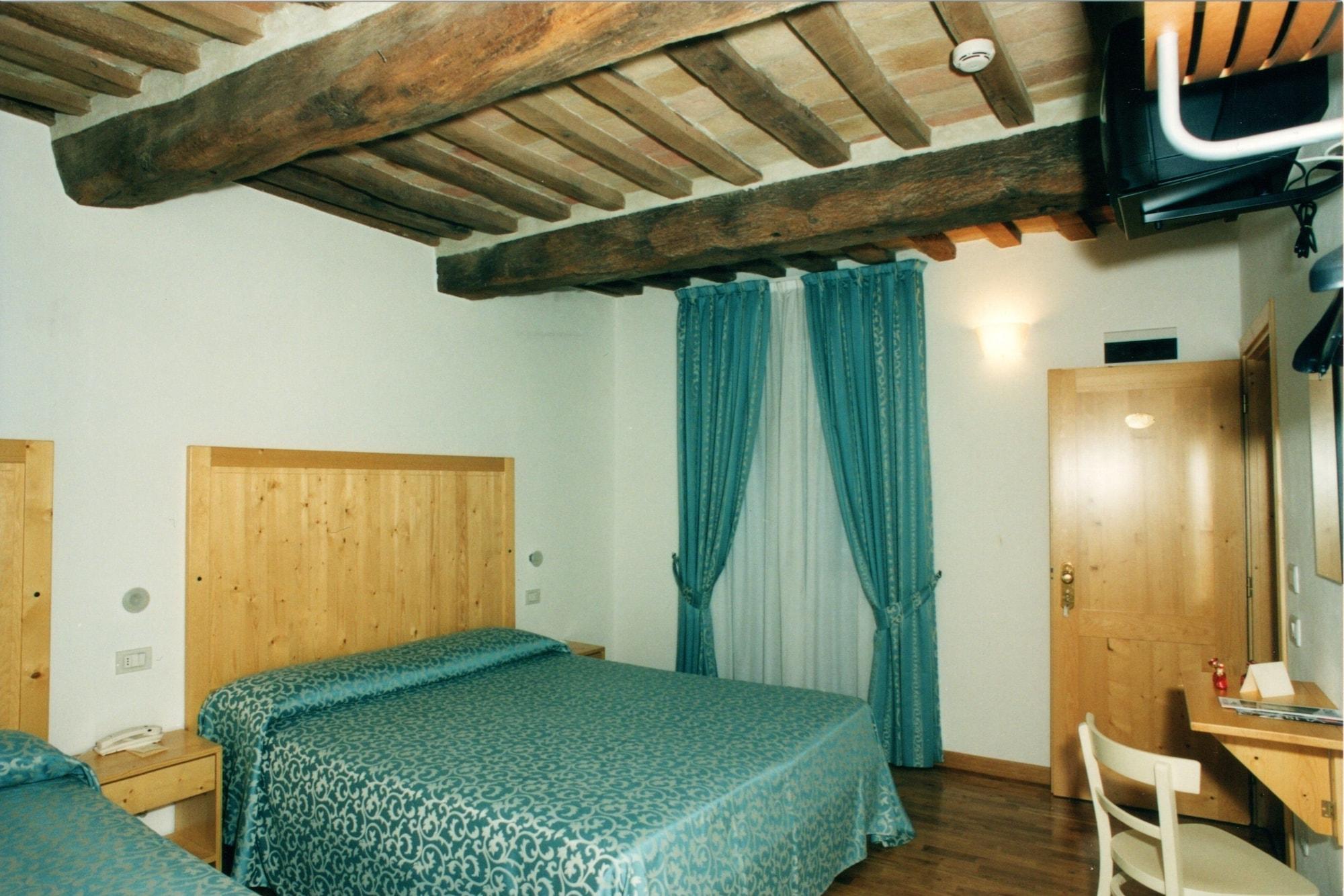 Hotel Tre Ceri Gubbio Kültér fotó